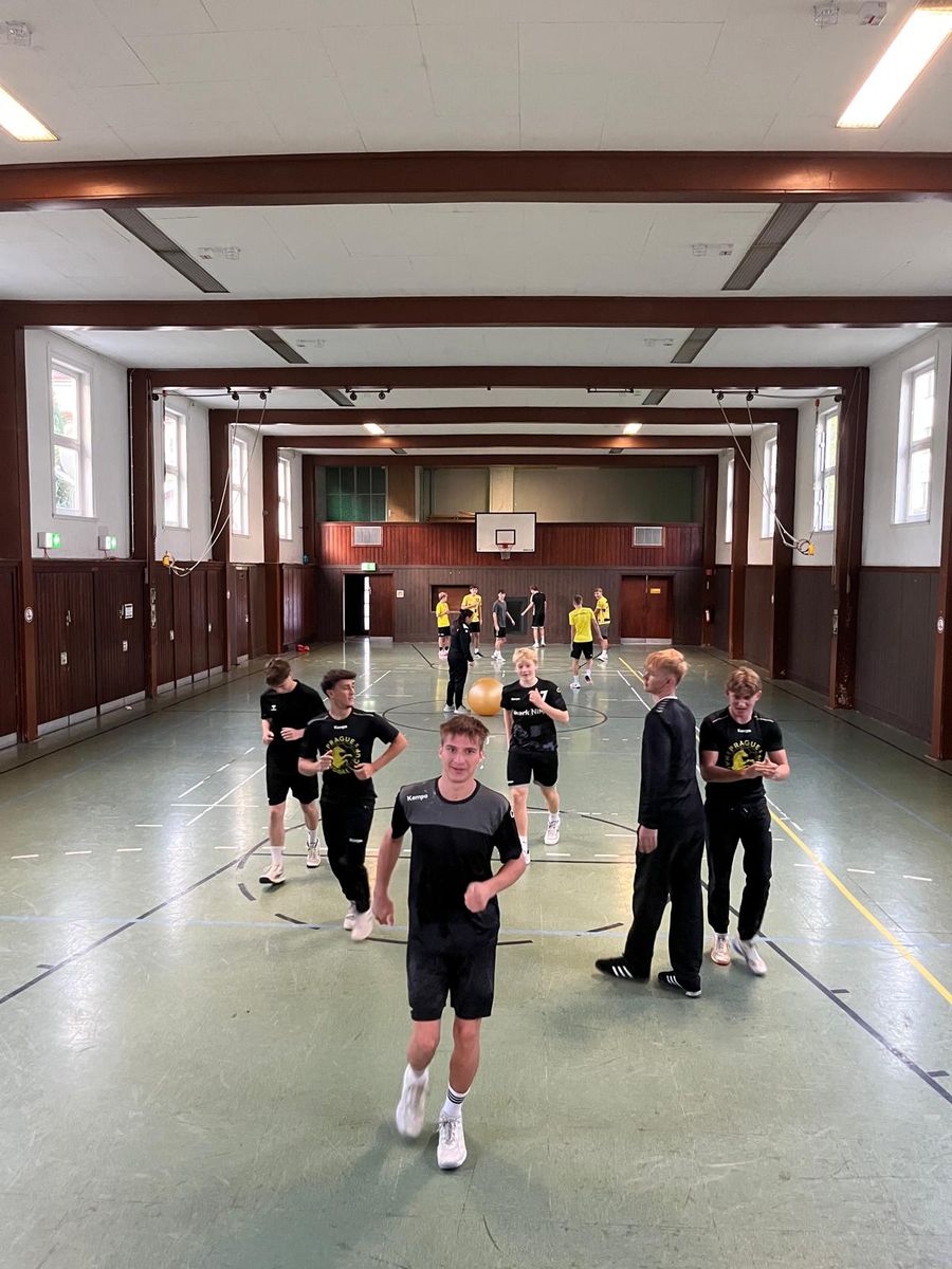 Frühtraining in der Halle: Spieler beim Aufwärmen